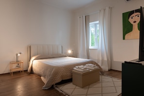 3 habitaciones, tabla de planchar con plancha, wifi y ropa de cama 