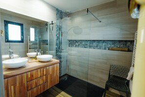 Shower, hair dryer, towels, soap - Luxury Villa with Heated Pool - 6 Pers - Saleilles, near beaches (saleilles)