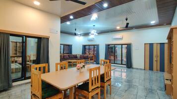 Luxury-Villa, Balkon, Poolblick | Speisen