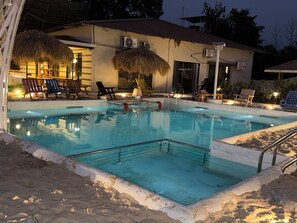 2 indendørs pools, udendørs pool