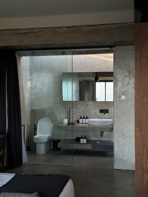 Douche, sèche-cheveux, serviettes fournies, savon