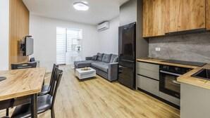 Una cocina moderna con horno empotrado, refrigerador y armarios de madera.