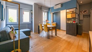 En moderne lejlighed med spiseområde, køkken og opholdsstue.