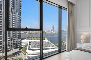 Room - Burj Khalifa Views l Luxury Stay with Pool & Gym (Dubai)