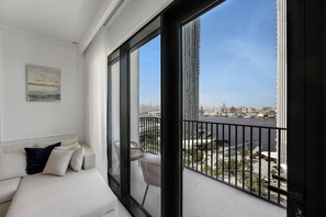 Living area - Burj Khalifa Views l Luxury Stay with Pool & Gym (Dubai)