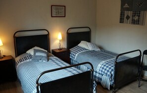 3 chambres, fer et planche à repasser, Wi-Fi, draps fournis
