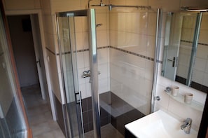 Shower, hair dryer - Gîte Le Mandlé in Riquewihr – 3-Star Holiday Home in the Heart of Alsace Vineyards (Riquewihr)
