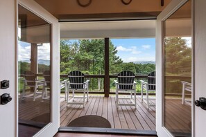 Terrace/patio - Turtle Knob by Chatuge Home Concierge | Mountain Views | King Beds | Peaceful Hayesville Retreat (Hayesville)