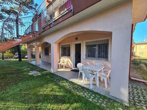 Outdoor dining - Apartment in Rosolina Mare near centre (Rosolina Mare (RO))