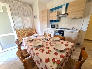 Fridge, stovetop, dining tables - Apartment in Rosolina Mare near centre (Rosolina Mare (RO))