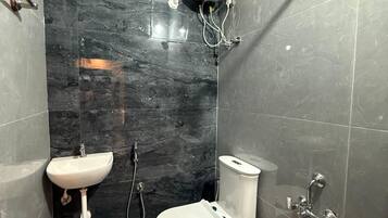 Family Double Room | Bathroom | Shower, towels