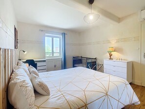3 bedrooms, desk, iron/ironing board, free WiFi