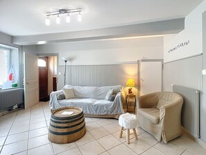TV - Gîte Fleurs de Gamay, in the heart of the Beaujolais region. Pets allowed (Lancié)