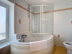 Hair dryer, towels, soap, shampoo - Gîte Fleurs de Gamay, in the heart of the Beaujolais region. Pets allowed (Lancié)