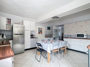 Private kitchen - Gîte Fleurs de Gamay, in the heart of the Beaujolais region. Pets allowed (Lancié)
