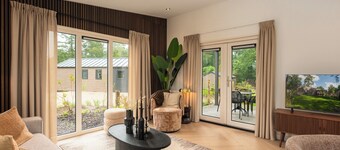 Stay in a luxurious holiday home for 4 people in the heart of the forested Veluwe, featuring modern amenities, air conditioning, a stylish pergola, and where pets are welcome.