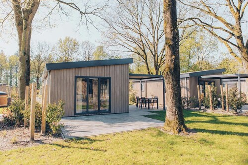 Verbringen Sie Ihren Aufenthalt in einem luxuriösen Ferienhaus für 4 Personen mitten in der waldreichen Veluwe, mit modernen Annehmlichkeiten, Klimaanlage, einer stilvollen Pergola und haustierfreundlich.