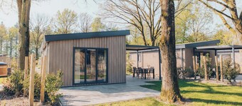 Stay in a luxurious holiday home for 4 people in the heart of the forested Veluwe, featuring modern amenities, air conditioning, a stylish pergola, and where pets are welcome.