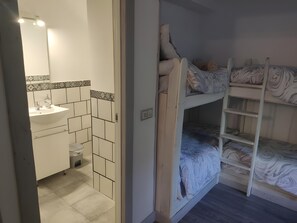 1 bedroom, WiFi, bed sheets - Casa Roiz Quadruple Room (Santillana del Mar)