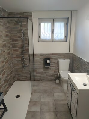 Shower, hair dryer, towels - Casa Roiz Quadruple Room (Santillana del Mar)