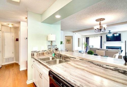 Stylish 2BR2BA 1.5 mi to Masters