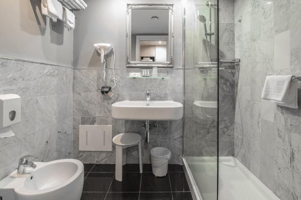 Quarto triplo standard | Banheiro | Secador de cabelo, chinelos, toalhas de banho, shampoo