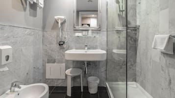 Kamar Triple Standar | Kamar mandi | Pengering rambut, sandal, handuk, dan sampo