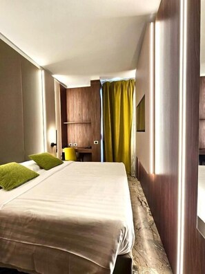 Standard Double or Twin Room | Minibar, in-room safe, desk, laptop workspace - Hotel Canova (Milan)