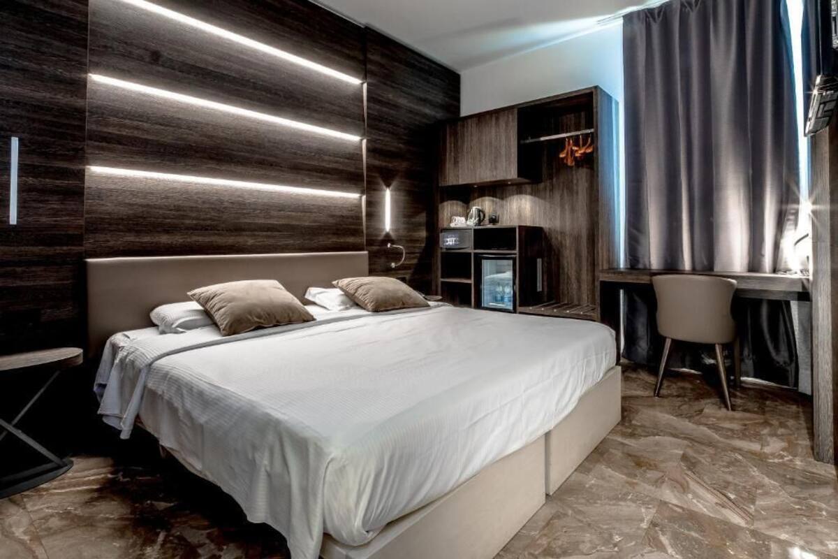 Una camera da letto moderna con un letto grande, una scrivania e un armadio.