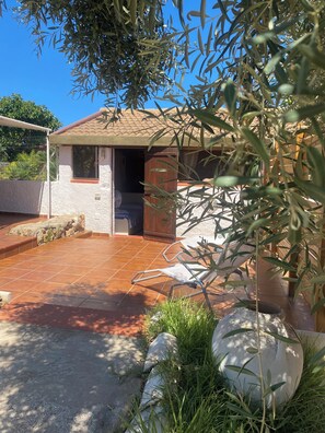 Terrace/patio - Villamare beachfront house with private garden for vacations between nature and sea (Sicilia)