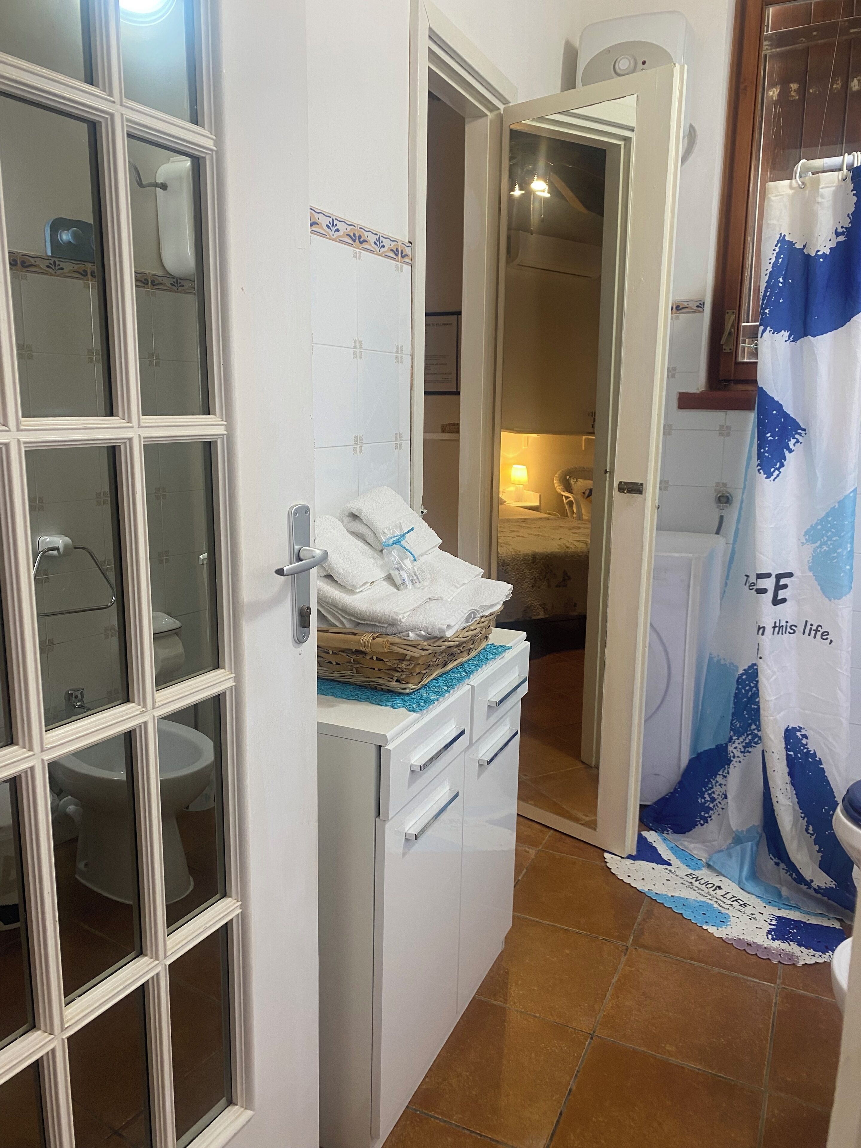 Douche, sèche-cheveux, bidet, serviettes fournies