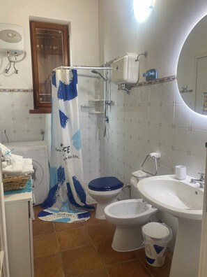 Shower, hair dryer, bidet, towels - Villamare beachfront house with private garden for vacations between nature and sea (Sicilia)