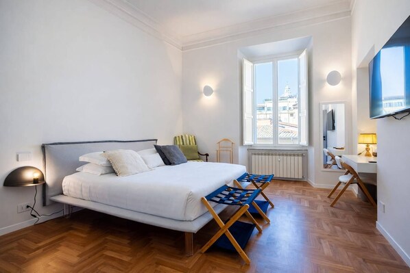 A modern bedroom with a bed, a desk, and a chair. - LVD Lucina Luxury Apartament al Centro di Roma (Rome)