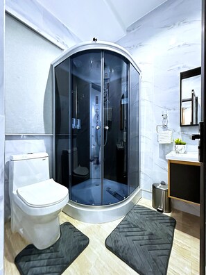 Bathroom - Perfect 3B townhome with back up electricity in charming Accra, East Legon Hills (Accra)