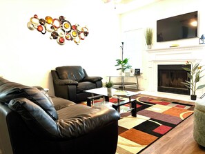 TV, fireplace - Newly renovated  2b2b, in the heart of Augusta (Augusta)