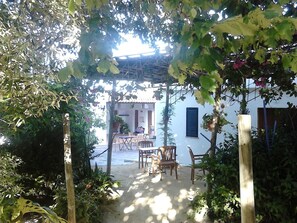 Outdoor dining - Casa Rural El Cubillo in Santa Lucía, Vejer de la Frontera (Vejer de la Frontera)