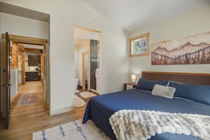 4 bedrooms, desk, iron/ironing board, free WiFi - Gorgeous Mountain-Modern Getaway with Hot Tub — Pets Welcome! VRP-26-0106 max occupancy: 8 (Pagosa Springs)
