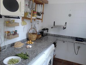 Réfrigérateur, micro-ondes, plaque de cuisson, lave-vaisselle