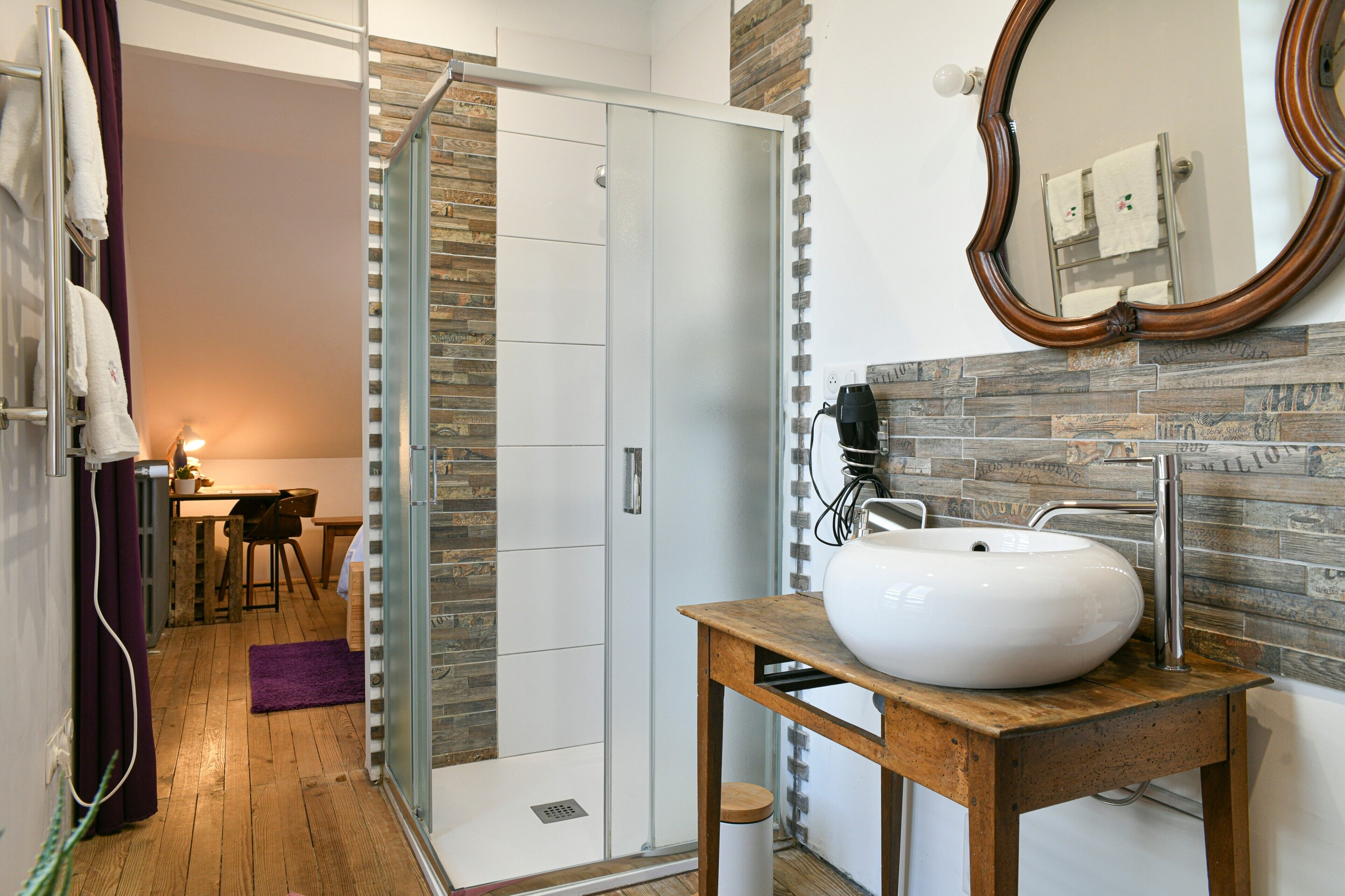 Dusche, Haartrockner, Handtücher