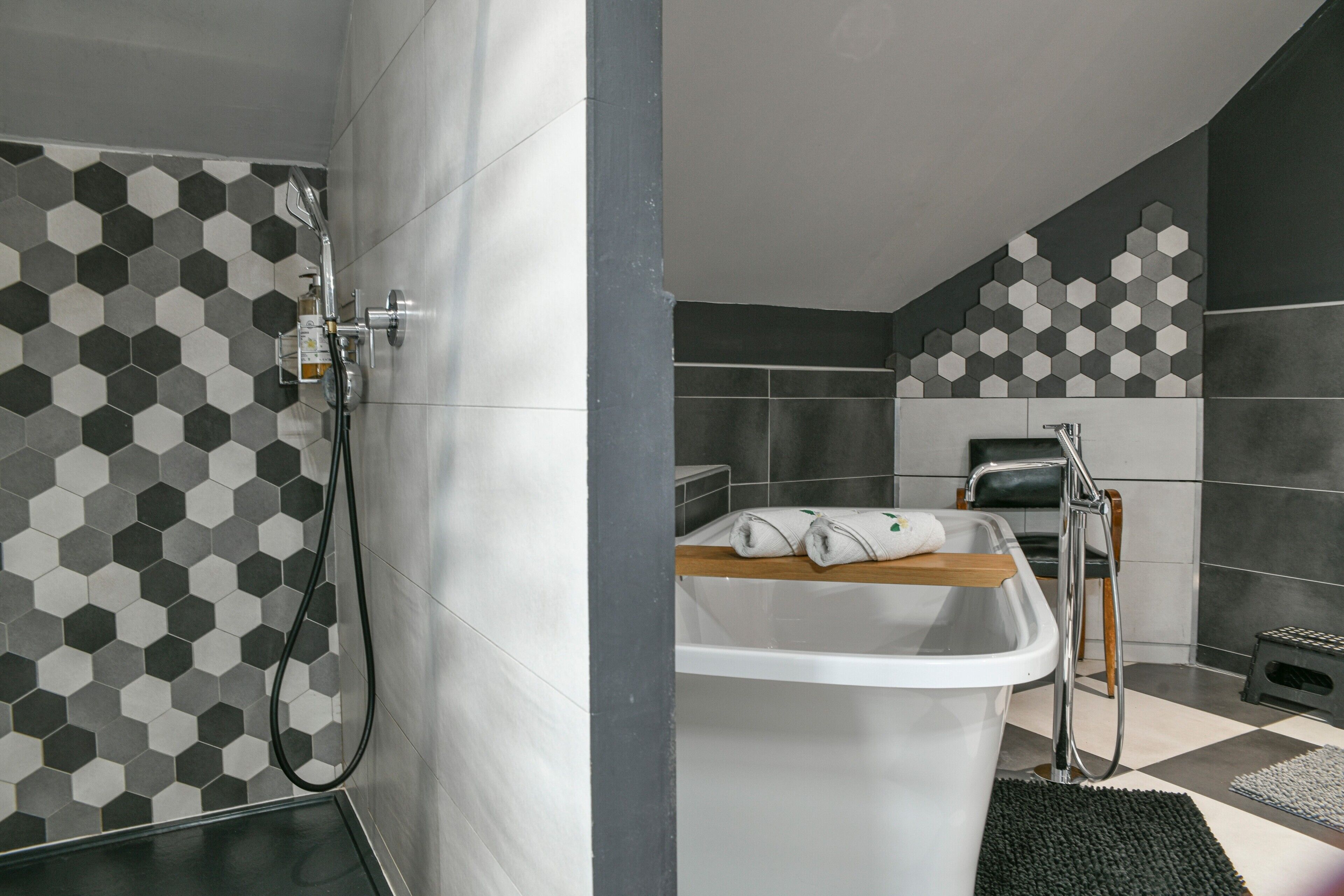Un baño moderno con ducha, bañera y retrete.