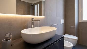 Doccia, asciugacapelli, bidet, asciugamani