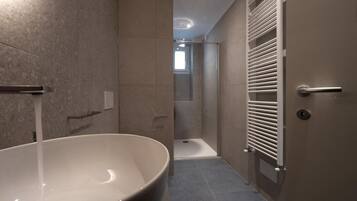 Doccia, asciugacapelli, bidet, asciugamani
