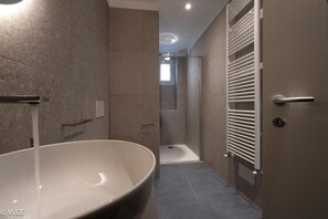 Shower, hair dryer, bidet, towels - Casa Mael - Lakefront Flat (Lierna)