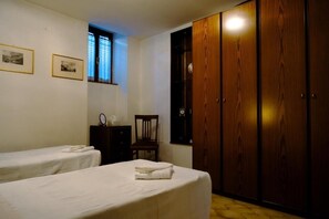 4 bedrooms, iron/ironing board, free WiFi, bed sheets - La casa dei Percy - Three Bedroom Apartment, Sleeps 5 (Varenna)
