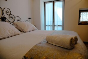4 bedrooms, iron/ironing board, free WiFi, bed sheets - La casa dei Percy - Three Bedroom Apartment, Sleeps 5 (Varenna)