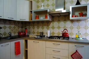 Fridge, microwave, oven, stovetop - La casa dei Percy - Three Bedroom Apartment, Sleeps 5 (Varenna)