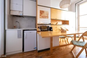 Kühlschrank, Mikrowelle, Herdplatte, Wasserkocher mit Kaffee-/Teezubehör
