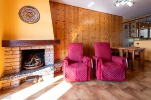 Interior - La Casetta di Pino - Two Bedroom Apartment, Sleeps 3 (Fiumelatte)