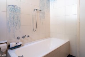 Shower, hair dryer, bidet, towels - La Casetta di Pino - Two Bedroom Apartment, Sleeps 3 (Fiumelatte)