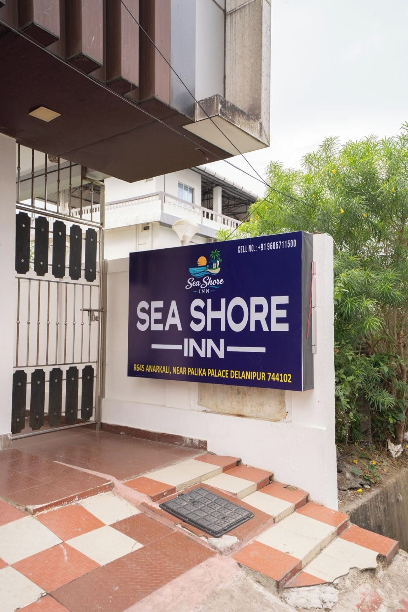 Letrero de Sea Shore Inn con datos de contacto e información sobre ubicación.